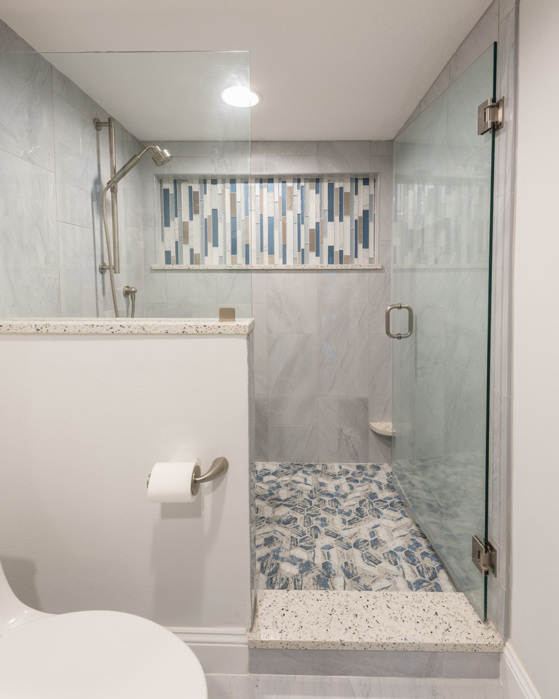 Источник вдохновения для домашнего уюта: главная ванная комната среднего размера в стиле неоклассика (современная классика) с фасадами в стиле шейкер, белыми фасадами, душем в нише, серой плиткой, керамогранитной плиткой, серыми стенами, полом из керамогранита, врезной раковиной, столешницей из переработанного стекла, серым полом, душем с распашными дверями и белой столешницей