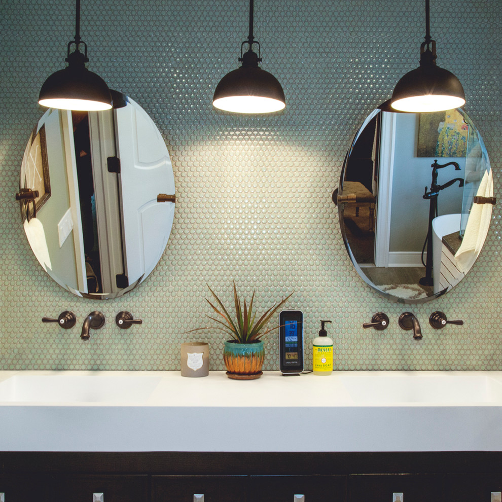Immagine di una stanza da bagno padronale eclettica con ante nere, vasca freestanding, piastrelle verdi, piastrelle a mosaico, pareti verdi e top bianco
