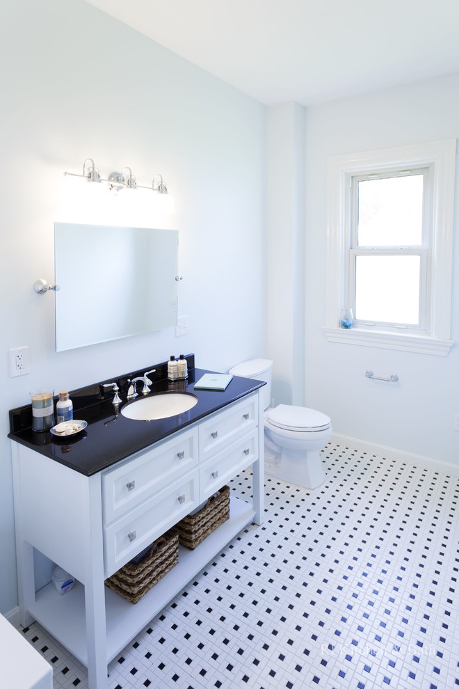 Idéer för mellanstora vintage badrum med dusch, med ett undermonterad handfat, luckor med infälld panel, vita skåp, granitbänkskiva, en toalettstol med separat cisternkåpa, vit kakel, keramikplattor, blå väggar och klinkergolv i keramik
