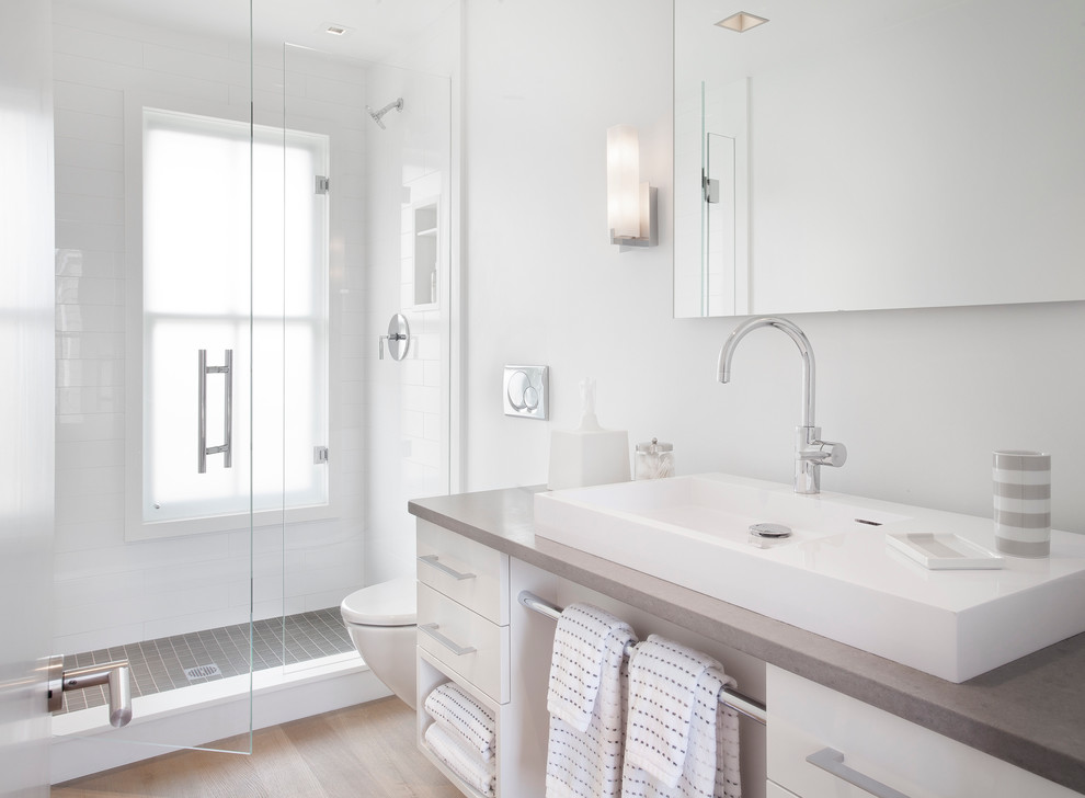 Источник вдохновения для домашнего уюта: большая ванная комната в морском стиле с настольной раковиной, плоскими фасадами, белыми фасадами, душем в нише, белой плиткой, белыми стенами, паркетным полом среднего тона и серой столешницей