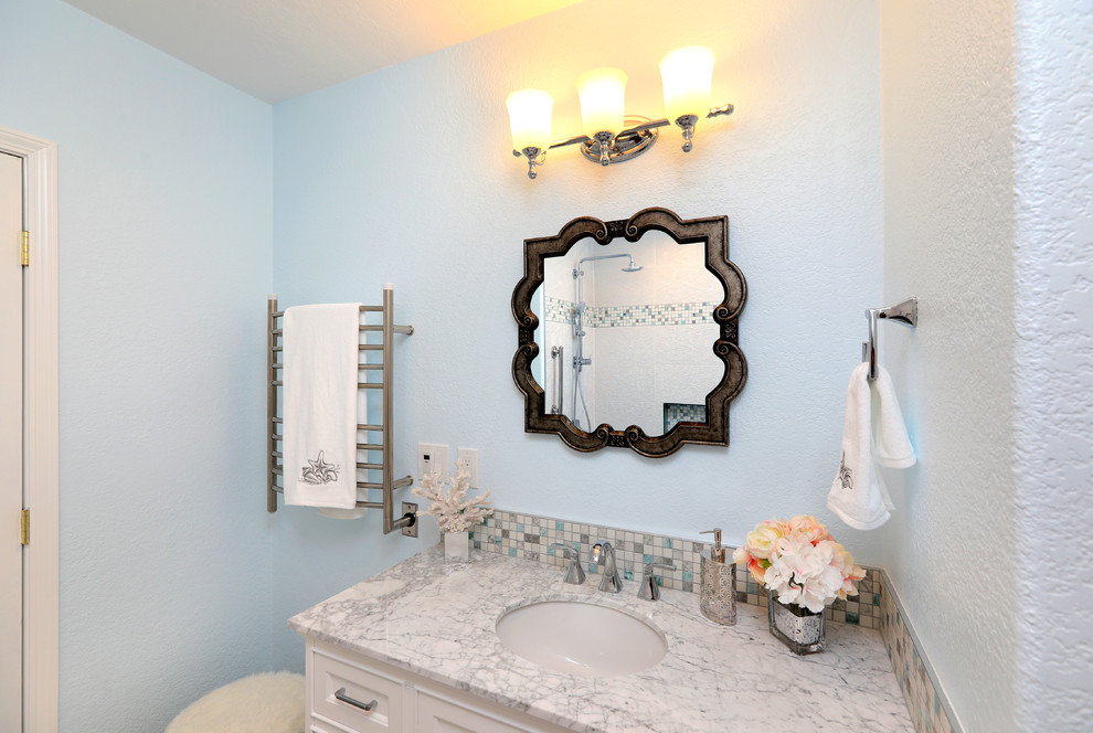 Пример оригинального дизайна: главная ванная комната среднего размера в морском стиле с фасадами в стиле шейкер, белыми фасадами, ванной в нише, душем над ванной, раздельным унитазом, синей плиткой, керамогранитной плиткой, синими стенами, полом из керамогранита, мраморной столешницей, серым полом и врезной раковиной