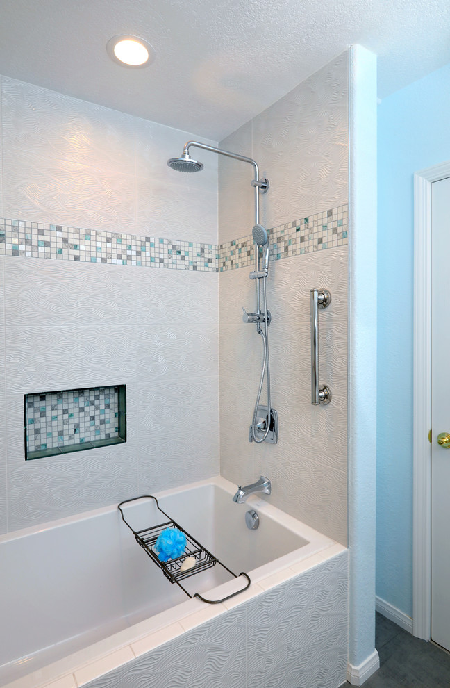 Стильный дизайн: главная ванная комната среднего размера в морском стиле с фасадами в стиле шейкер, белыми фасадами, ванной в нише, душем над ванной, раздельным унитазом, синей плиткой, керамогранитной плиткой, синими стенами, полом из керамогранита, мраморной столешницей, серым полом и врезной раковиной - последний тренд