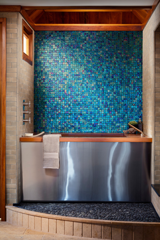 Modernes Badezimmer mit japanischer Badewanne, blauen Fliesen, Mosaikfliesen und beiger Wandfarbe in Sonstige
