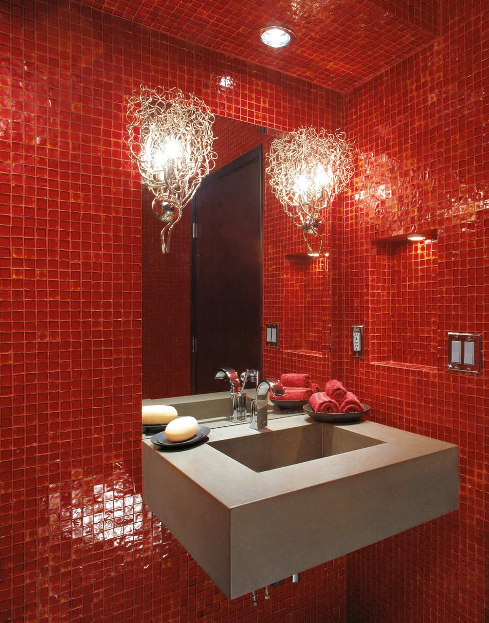 Красная плитка в ванной plitka vanny ru. Красная мозаика в интерьере. Мозаика в интерьере ванной комнаты. Красная ванная. Красная плитка для ванной.