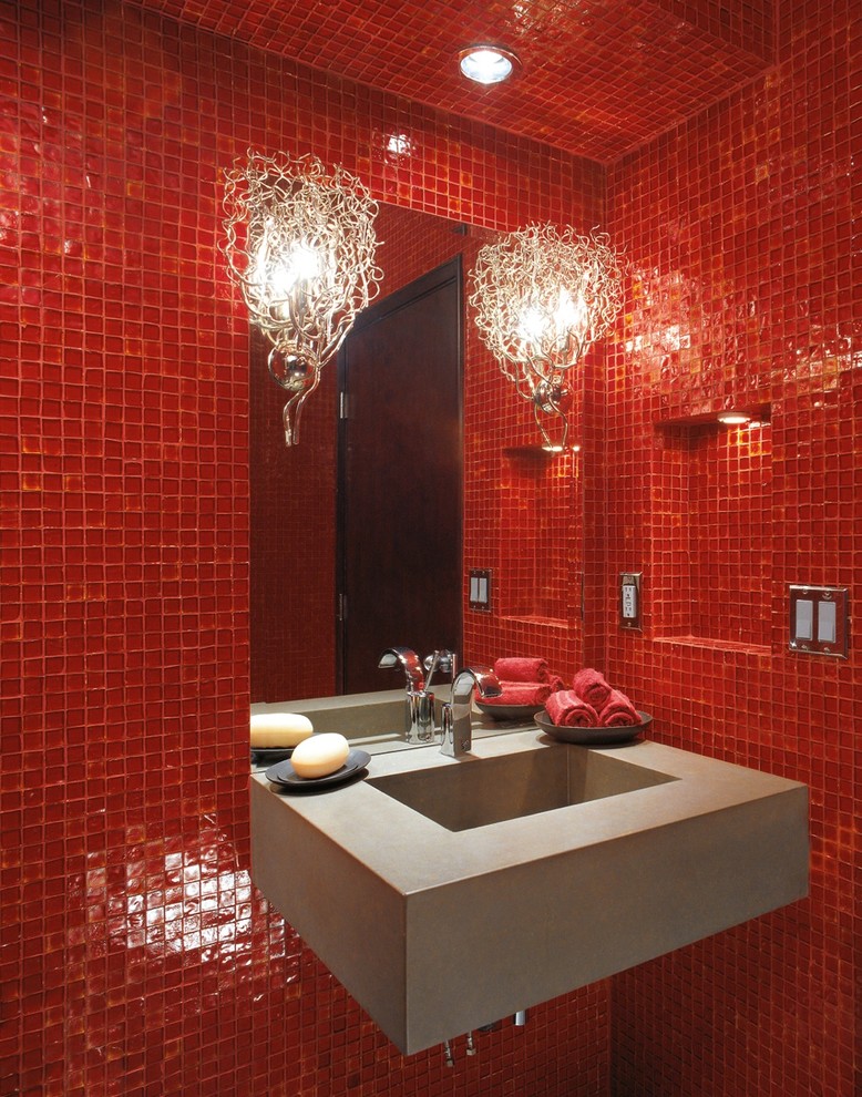 Imagen de cuarto de baño minimalista con baldosas y/o azulejos en mosaico, lavabo suspendido, baldosas y/o azulejos rojos y paredes rojas
