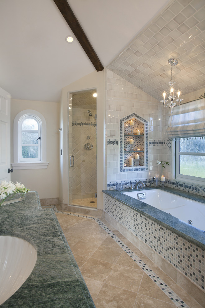 Пример оригинального дизайна: большая главная ванная комната в классическом стиле с полновстраиваемой ванной, угловым душем, плиткой мозаикой, бежевыми стенами, полом из керамогранита, врезной раковиной, фасадами с выступающей филенкой, темными деревянными фасадами, разноцветной плиткой, столешницей из гранита, бежевым полом, душем с распашными дверями и зеленой столешницей