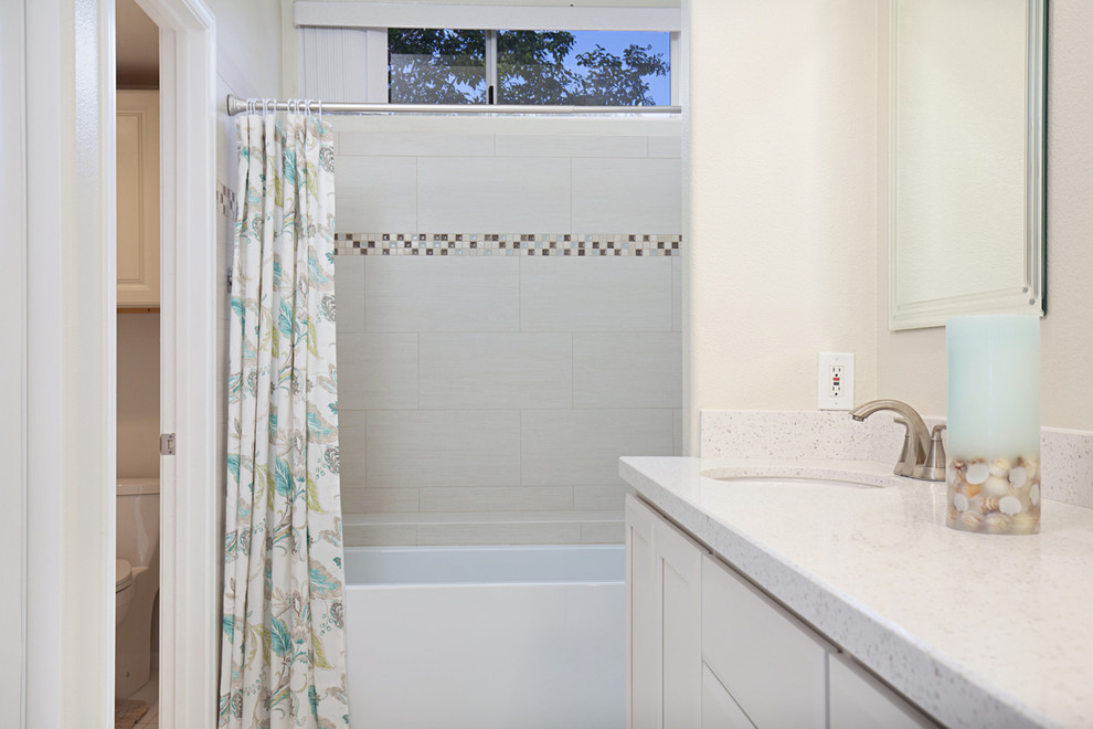Свежая идея для дизайна: главная ванная комната среднего размера в классическом стиле с фасадами с утопленной филенкой, белыми фасадами, ванной в нише, душем в нише, раздельным унитазом, бежевой плиткой, керамогранитной плиткой, бежевыми стенами, полом из керамической плитки, накладной раковиной, столешницей из кварцита, белым полом и шторкой для ванной - отличное фото интерьера