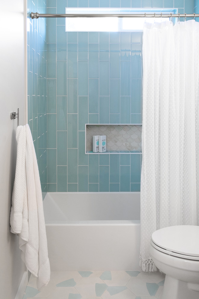 Exempel på ett stort maritimt badrum för barn, med ett badkar i en alkov, en dusch/badkar-kombination, glaskakel, vita väggar, cementgolv och dusch med duschdraperi
