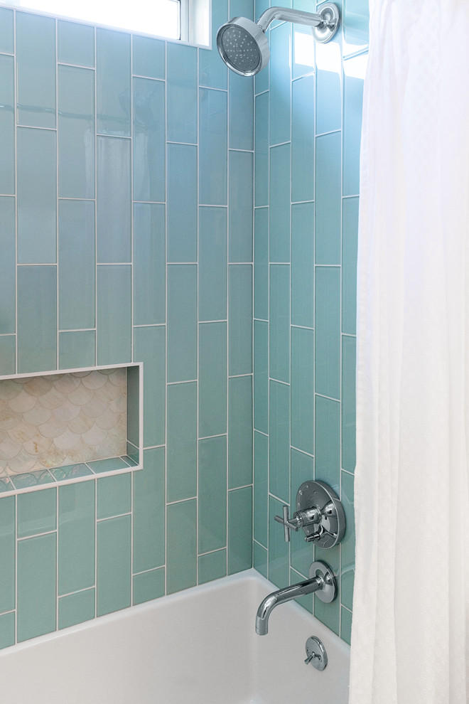 Свежая идея для дизайна: большая детская ванная комната в морском стиле с ванной в нише, душем над ванной, стеклянной плиткой, белыми стенами, полом из цементной плитки и шторкой для ванной - отличное фото интерьера