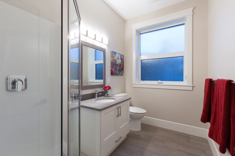 Esempio di una stanza da bagno classica con pavimento in legno massello medio e pavimento grigio