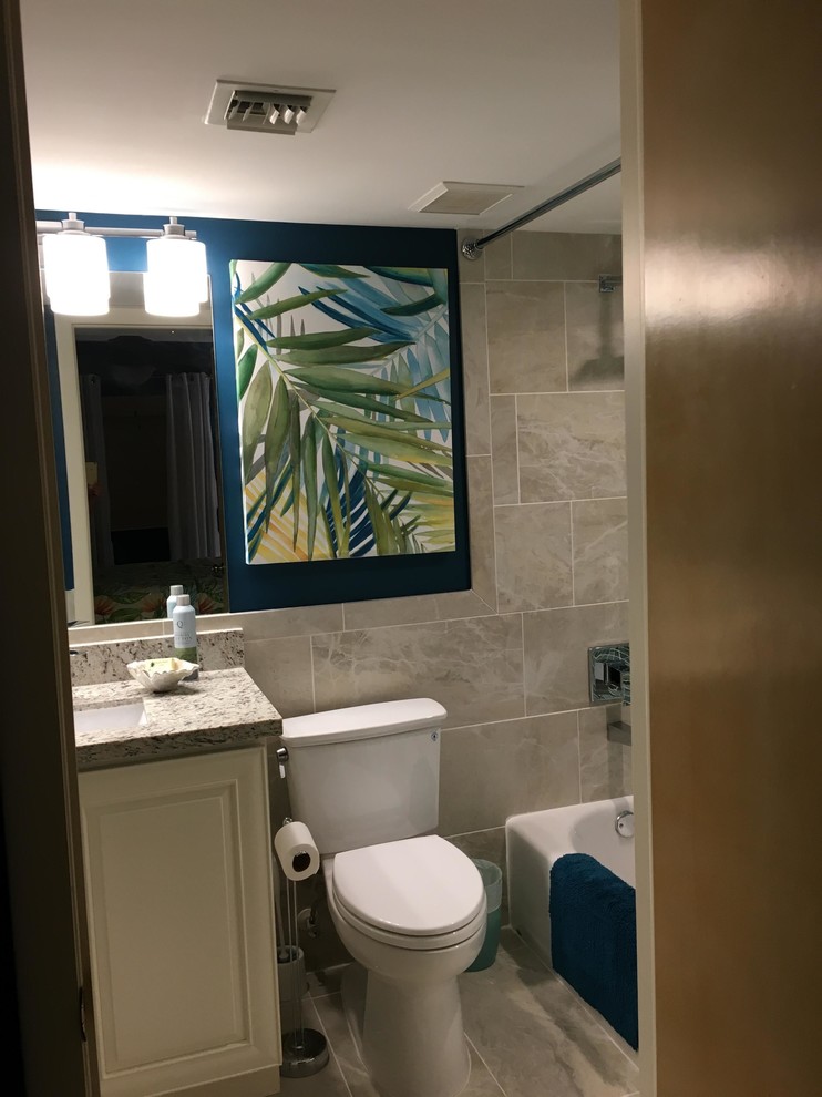 Idéer för ett mellanstort exotiskt vit badrum med dusch, med luckor med upphöjd panel, vita skåp, en toalettstol med separat cisternkåpa, blå väggar, ett undermonterad handfat, granitbänkskiva, ett badkar i en alkov, en dusch/badkar-kombination, blå kakel, mosaik, cementgolv, beiget golv och dusch med duschdraperi