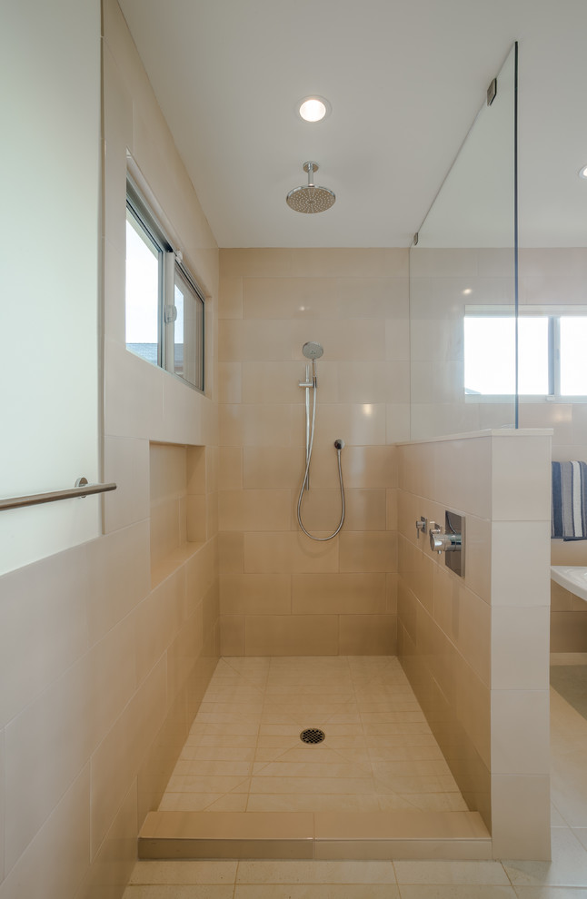 Idéer för stora funkis en-suite badrum, med släta luckor, vita skåp, en dusch i en alkov, beige kakel, porslinskakel, vita väggar, klinkergolv i porslin, ett undermonterad handfat, bänkskiva i kvarts, beiget golv och med dusch som är öppen