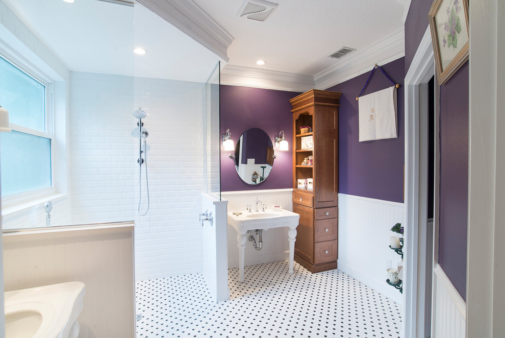 Idéer för att renovera ett mellanstort vintage en-suite badrum, med möbel-liknande, en hörndusch, vit kakel, keramikplattor, lila väggar, ett undermonterad handfat, vitt golv och med dusch som är öppen