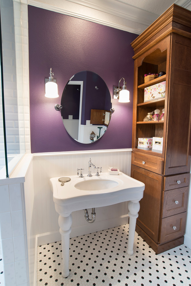 Cette image montre une salle de bain principale victorienne de taille moyenne avec un placard en trompe-l'oeil, une douche d'angle, un carrelage blanc, des carreaux de céramique, un mur violet, un lavabo encastré, un sol blanc et aucune cabine.