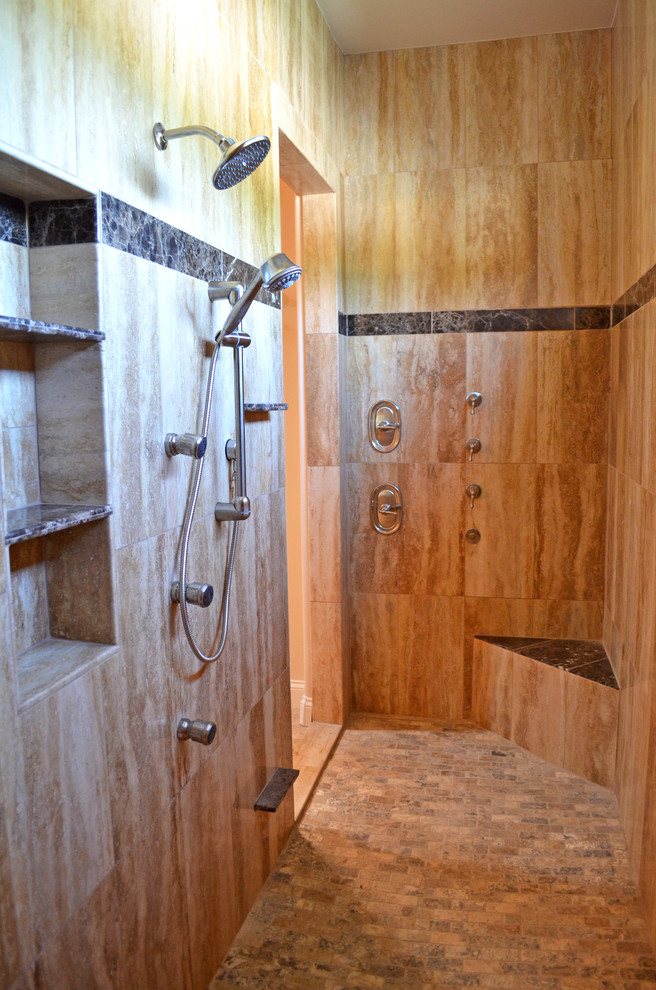 フェニックスにある広いコンテンポラリースタイルのおしゃれなマスターバスルーム (オープン型シャワー、ベージュのタイル、石タイル、ベージュの壁、ライムストーンの床) の写真