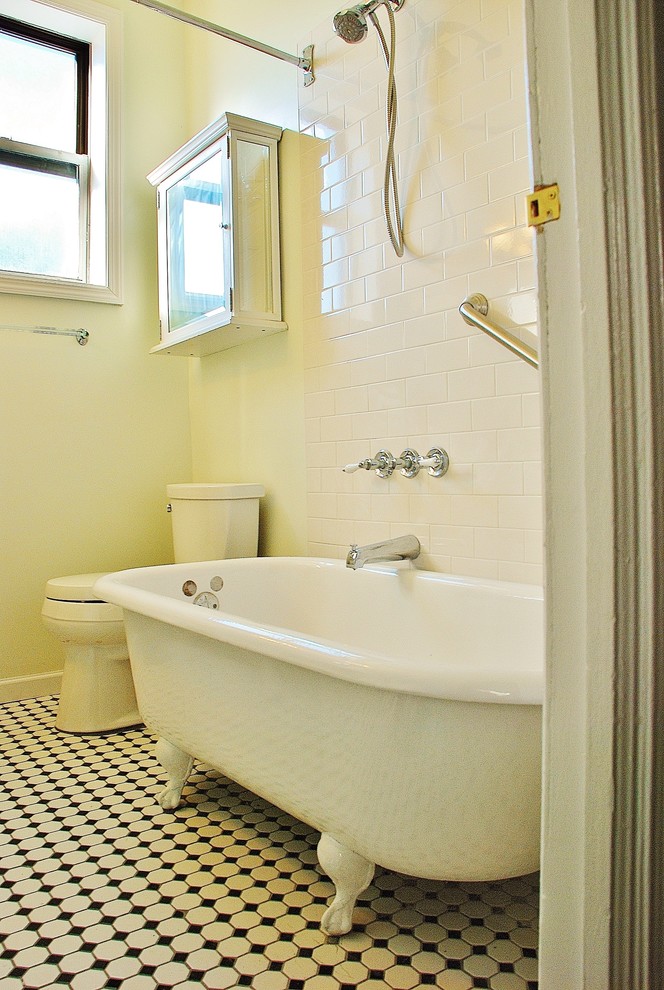 Aménagement d'une salle de bain principale romantique de taille moyenne avec un lavabo encastré, un placard en trompe-l'oeil, des portes de placard beiges, un plan de toilette en marbre, une baignoire sur pieds, un combiné douche/baignoire, WC à poser, un carrelage noir et blanc, des carreaux de céramique, un mur vert et un sol en carrelage de céramique.