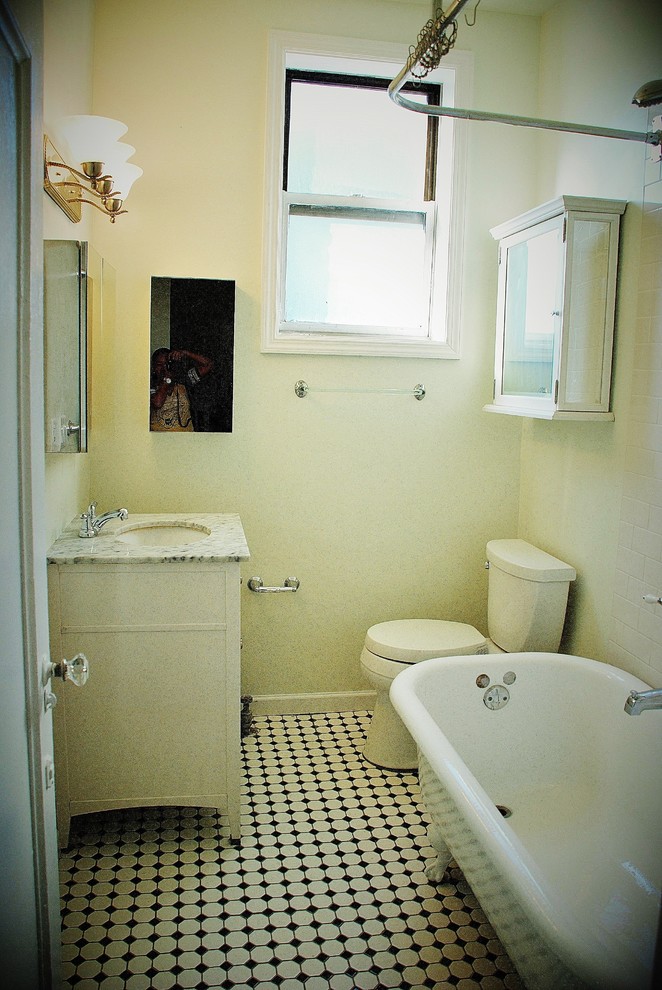 Пример оригинального дизайна: главная ванная комната среднего размера в стиле шебби-шик с врезной раковиной, фасадами островного типа, бежевыми фасадами, мраморной столешницей, ванной на ножках, душем над ванной, унитазом-моноблоком, черно-белой плиткой, керамической плиткой, зелеными стенами и полом из керамической плитки
