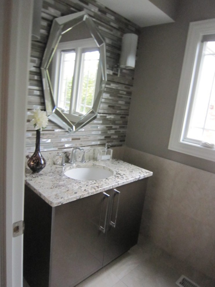 На фото: ванная комната среднего размера в современном стиле с плиткой мозаикой, плоскими фасадами, разноцветной плиткой, полом из керамогранита, врезной раковиной, черными фасадами, столешницей из гранита, душевой кабиной и серыми стенами