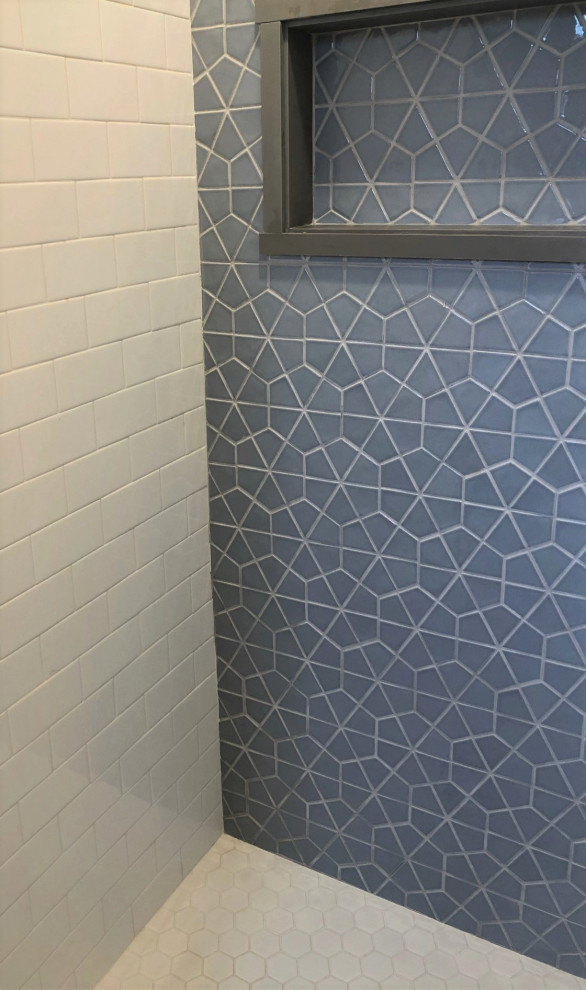 Foto på ett litet funkis flerfärgad badrum med dusch, med luckor med infälld panel, grå skåp, en dusch i en alkov, vit kakel, tunnelbanekakel, grå väggar, vinylgolv, ett undermonterad handfat, granitbänkskiva, brunt golv och dusch med duschdraperi