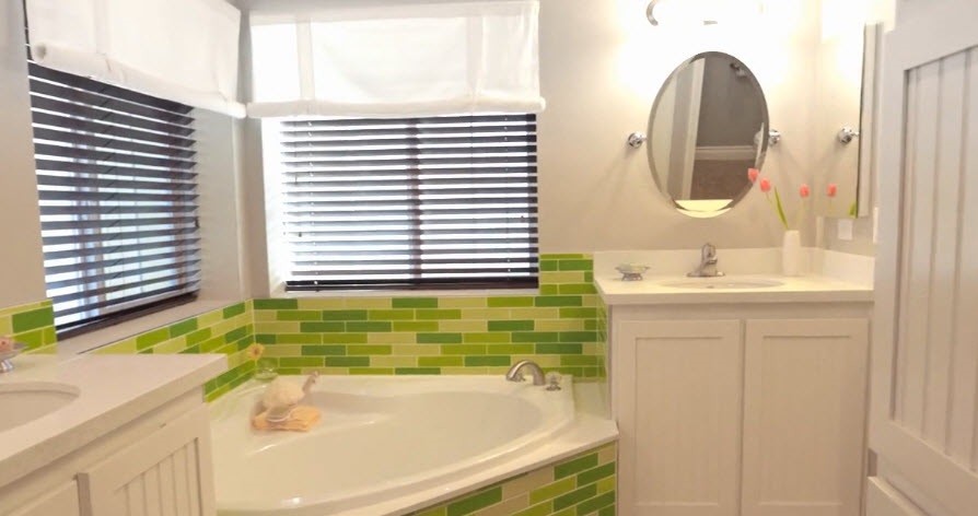 Exempel på ett mellanstort klassiskt en-suite badrum, med ett konsol handfat, luckor med profilerade fronter, vita skåp, ett hörnbadkar, flerfärgad kakel och tunnelbanekakel