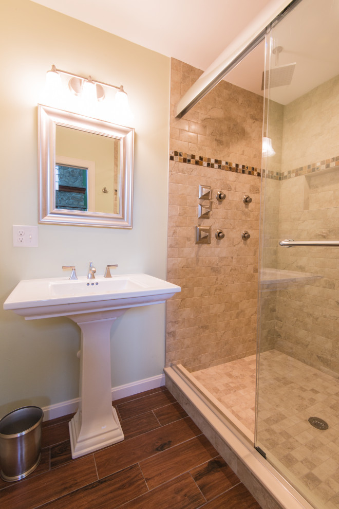 Идея дизайна: ванная комната среднего размера в современном стиле с душем в нише, плиткой кабанчик, бежевыми стенами, душевой кабиной, раковиной с пьедесталом и душем с раздвижными дверями