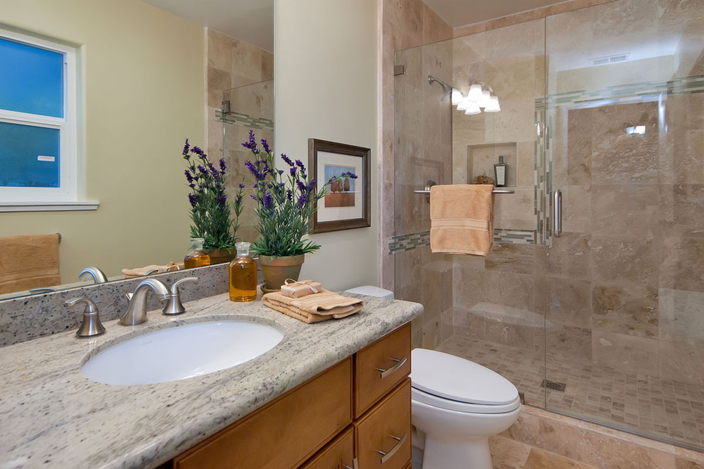 Immagine di una stanza da bagno classica con piastrelle in pietra