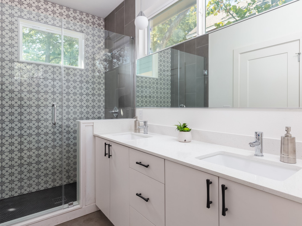 Ispirazione per una stanza da bagno contemporanea con ante lisce, ante bianche, lavabo sottopiano, pavimento grigio e top bianco