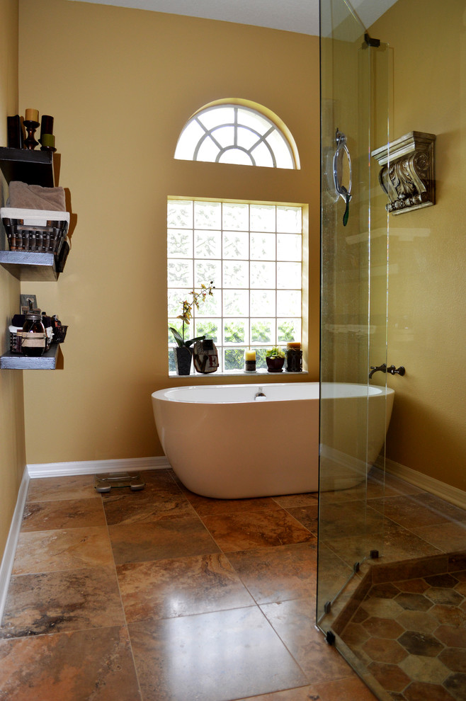 Immagine di una grande stanza da bagno padronale chic con vasca freestanding, doccia ad angolo, WC a due pezzi, piastrelle marroni, piastrelle in pietra, pareti gialle e pavimento in travertino