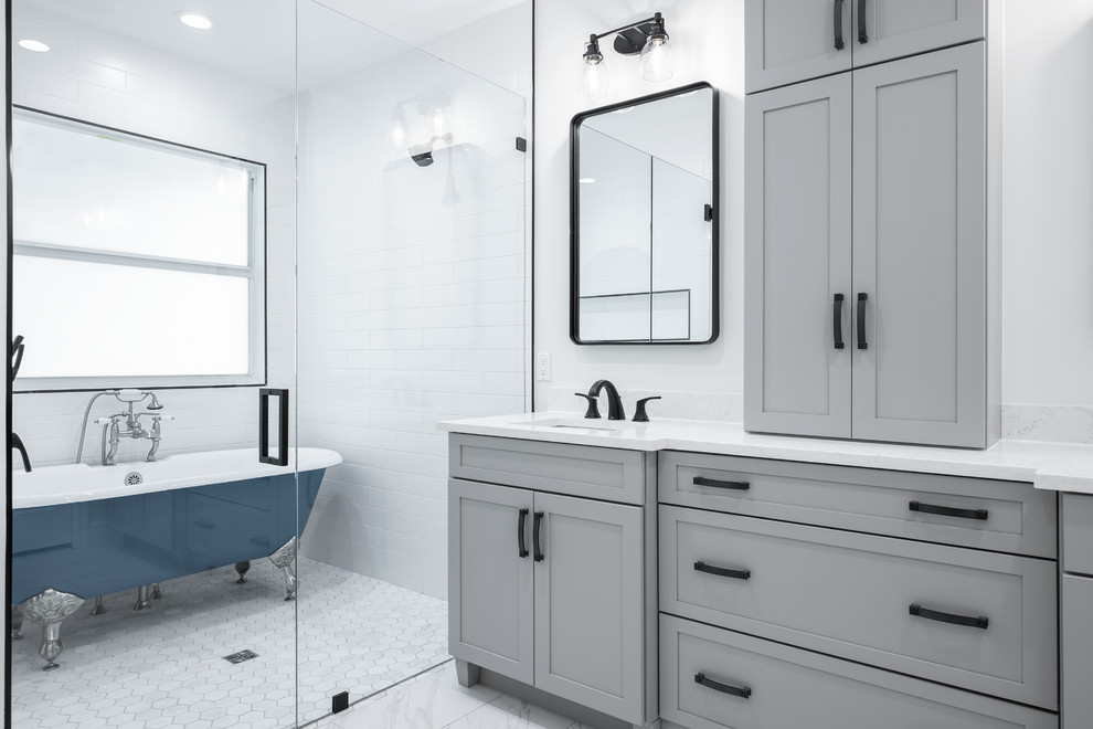 Idéer för ett stort klassiskt vit en-suite badrum, med skåp i shakerstil, grå skåp, ett badkar med tassar, vit kakel, porslinskakel, klinkergolv i porslin, ett undermonterad handfat, bänkskiva i kvarts, vitt golv, dusch med gångjärnsdörr, våtrum och vita väggar