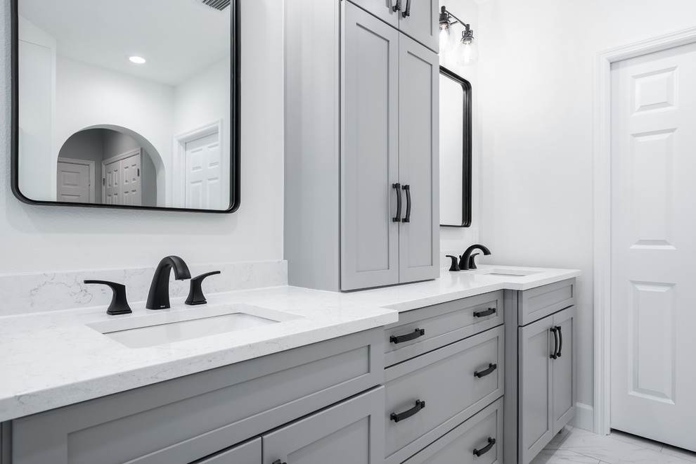 Exempel på ett stort klassiskt vit vitt en-suite badrum, med skåp i shakerstil, grå skåp, ett badkar med tassar, en kantlös dusch, en toalettstol med separat cisternkåpa, vit kakel, porslinskakel, grå väggar, klinkergolv i porslin, ett undermonterad handfat, bänkskiva i kvarts, vitt golv och dusch med gångjärnsdörr