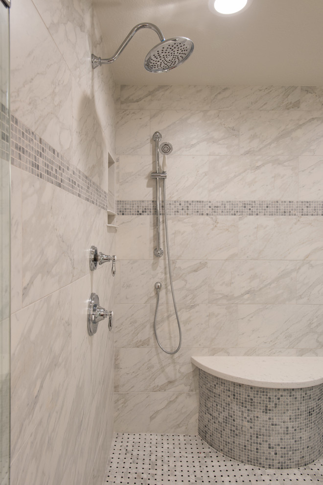 Bild på ett mellanstort lantligt en-suite badrum, med ett undermonterad handfat, luckor med upphöjd panel, skåp i mörkt trä, marmorbänkskiva, ett fristående badkar, en öppen dusch, en toalettstol med hel cisternkåpa, vit kakel, stenkakel, grå väggar och marmorgolv