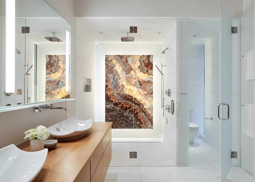 На фото: ванная комната в современном стиле с плоскими фасадами, фасадами цвета дерева среднего тона, душем без бортиков, коричневой плиткой, белой плиткой, белыми стенами, настольной раковиной и душем с распашными дверями