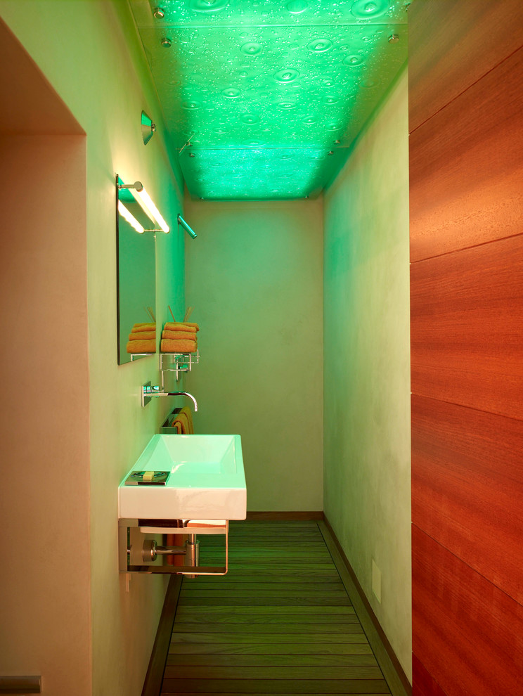 Aménagement d'une petite salle de bain rétro avec une douche ouverte, un mur beige, parquet foncé et un lavabo suspendu.