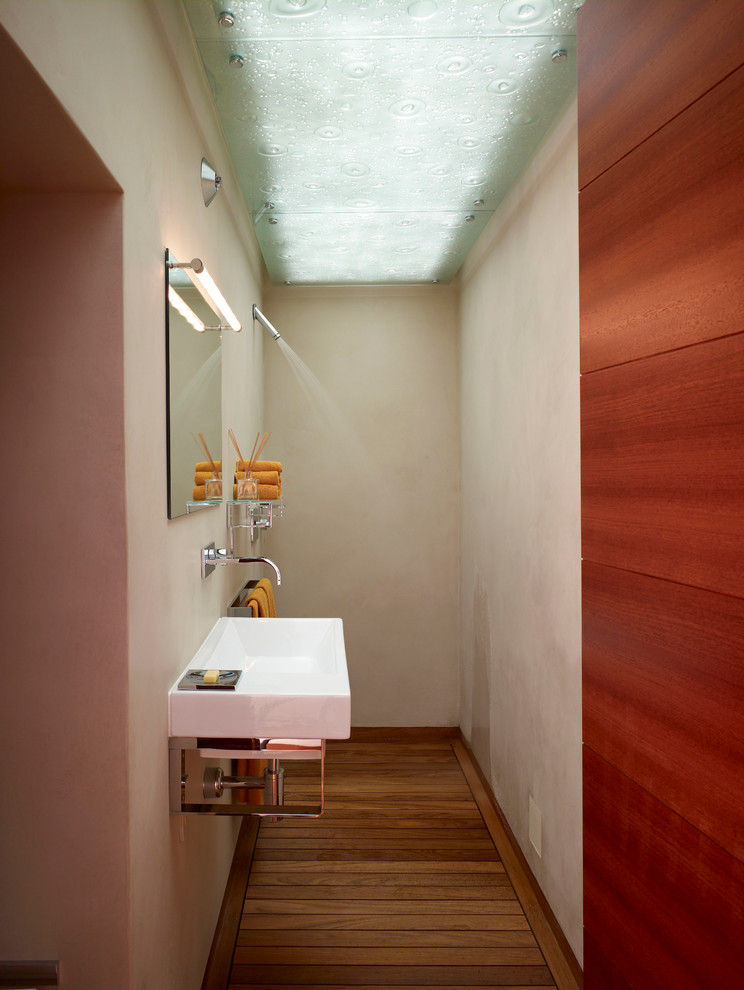 Exemple d'une petite salle de bain rétro avec une douche ouverte, un mur beige, parquet clair et un lavabo suspendu.