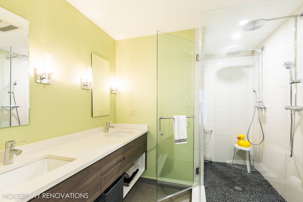 Inspiration för mellanstora moderna en-suite badrum, med vit kakel, släta luckor, skåp i mörkt trä, en dusch i en alkov, kakel i småsten, gröna väggar, ett undermonterad handfat och bänkskiva i kvarts