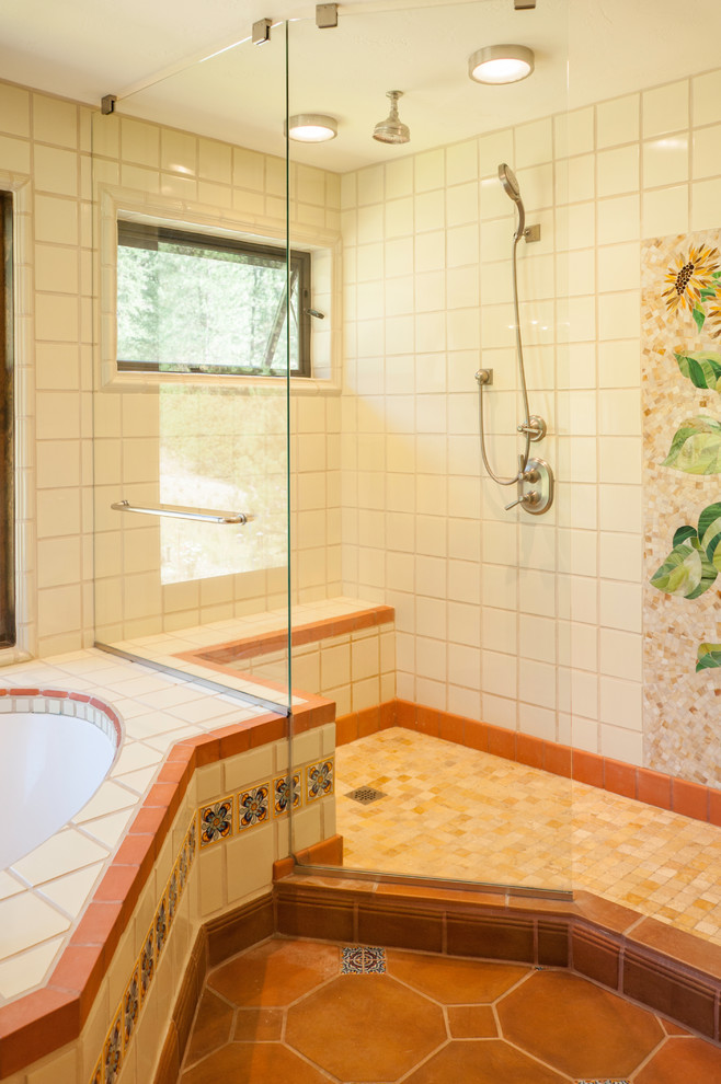 На фото: главная ванная комната среднего размера в стиле рустика с полновстраиваемой ванной, душевой комнатой, бежевой плиткой, керамической плиткой, полом из терракотовой плитки, открытым душем, фасадами в стиле шейкер, фасадами цвета дерева среднего тона, бежевыми стенами, накладной раковиной, столешницей из искусственного камня, красным полом и коричневой столешницей