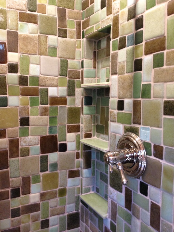 Ejemplo de cuarto de baño rústico con ducha empotrada, baldosas y/o azulejos marrones y baldosas y/o azulejos de vidrio
