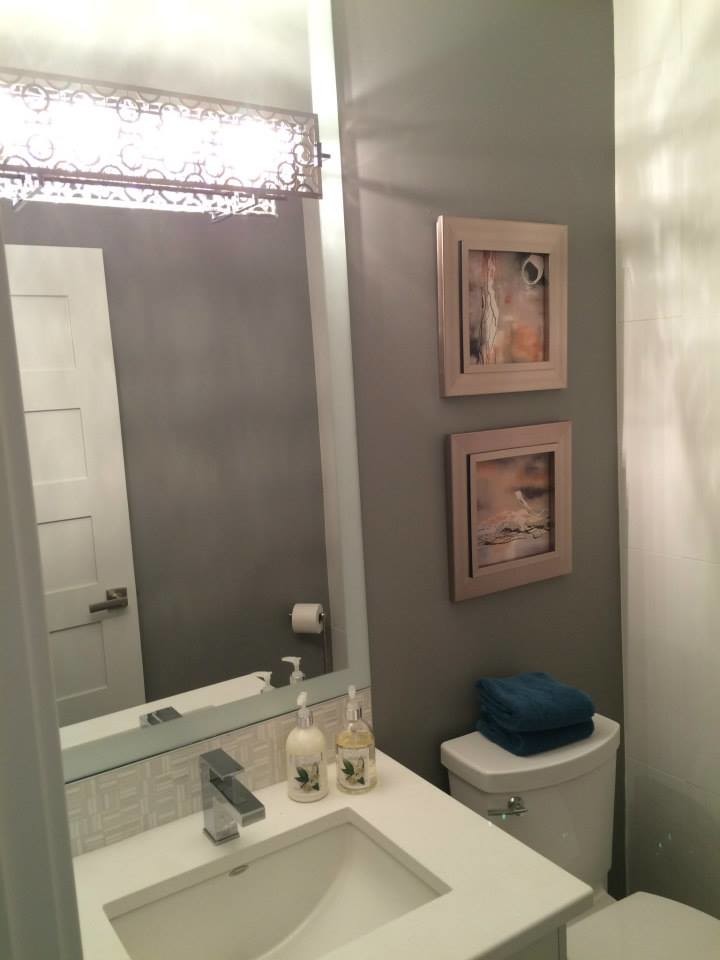 Cette photo montre une petite salle d'eau moderne avec un lavabo encastré, un placard à porte plane, des portes de placard blanches, un plan de toilette en quartz modifié, WC séparés, un carrelage blanc, un mur gris et sol en béton ciré.