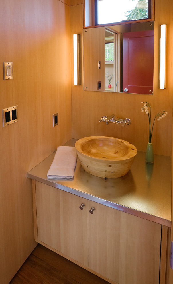 Kleines Modernes Duschbad mit Aufsatzwaschbecken, flächenbündigen Schrankfronten, hellen Holzschränken, Edelstahl-Waschbecken/Waschtisch, Toilette mit Aufsatzspülkasten und braunem Holzboden in Seattle