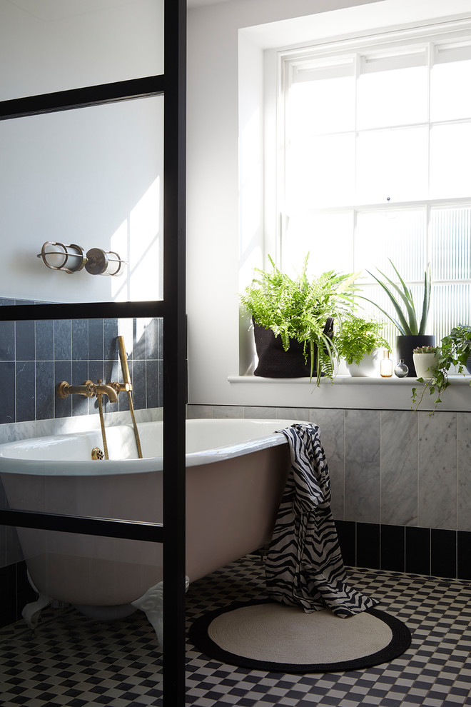 Стильный дизайн: ванная комната в стиле неоклассика (современная классика) с ванной на ножках, душем над ванной, черной плиткой, серой плиткой, белой плиткой, белыми стенами, разноцветным полом и открытым душем - последний тренд