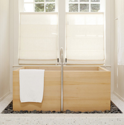 Cette image montre une salle de bain asiatique avec une baignoire indépendante.