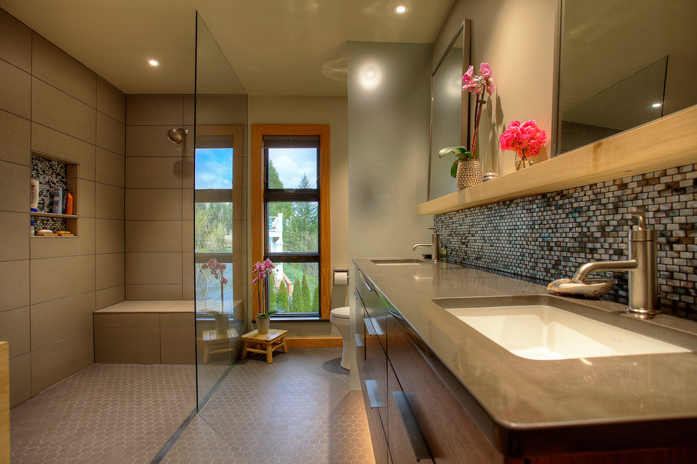 Bild på ett stort orientaliskt en-suite badrum, med släta luckor, skåp i ljust trä, ett japanskt badkar, en öppen dusch, grå kakel, porslinskakel, grå väggar, klinkergolv i porslin, ett undermonterad handfat och bänkskiva i kvarts