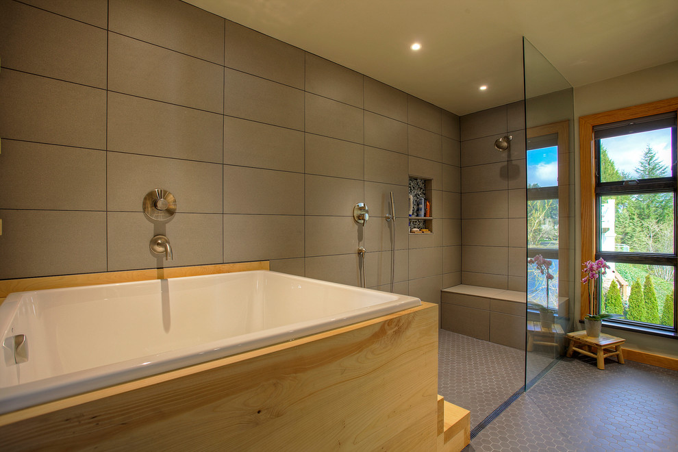 Пример оригинального дизайна: большая главная ванная комната в восточном стиле с плоскими фасадами, светлыми деревянными фасадами, японской ванной, открытым душем, серой плиткой, керамогранитной плиткой, серыми стенами, полом из керамогранита, врезной раковиной и столешницей из искусственного кварца