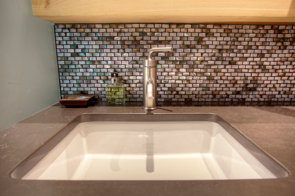 Foto di una grande stanza da bagno padronale etnica con piastrelle grigie, piastrelle di vetro, pareti grigie, lavabo sottopiano e top in quarzo composito