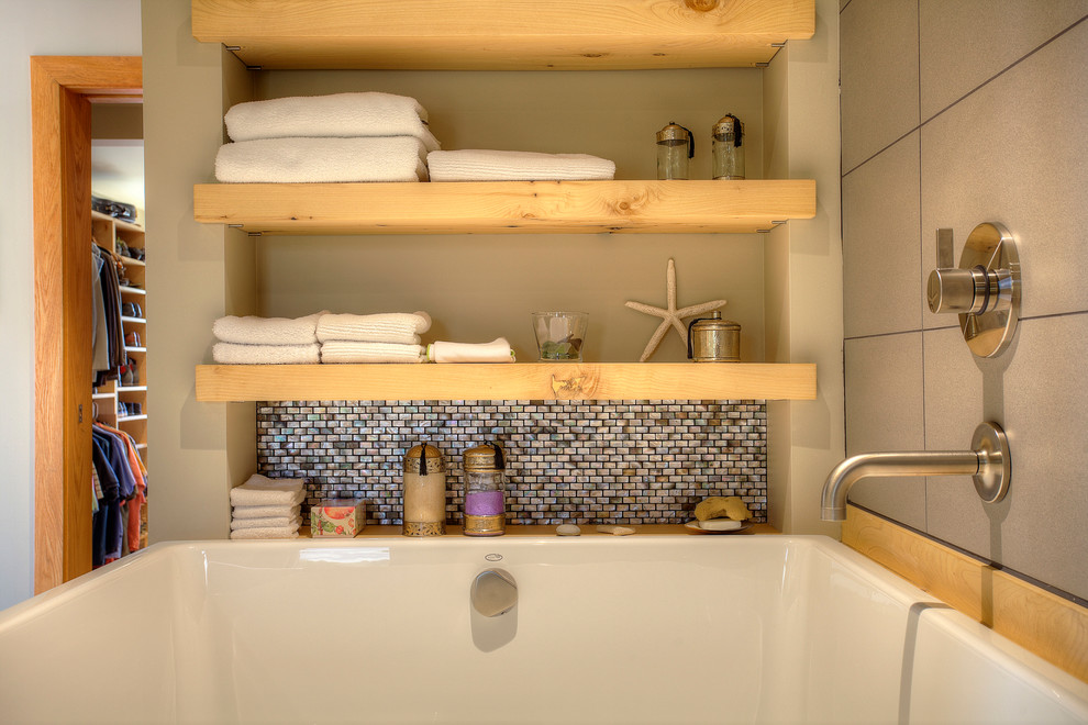 Bild på ett stort orientaliskt en-suite badrum, med skåp i ljust trä, ett japanskt badkar, grå kakel, porslinskakel, grå väggar och bänkskiva i betong