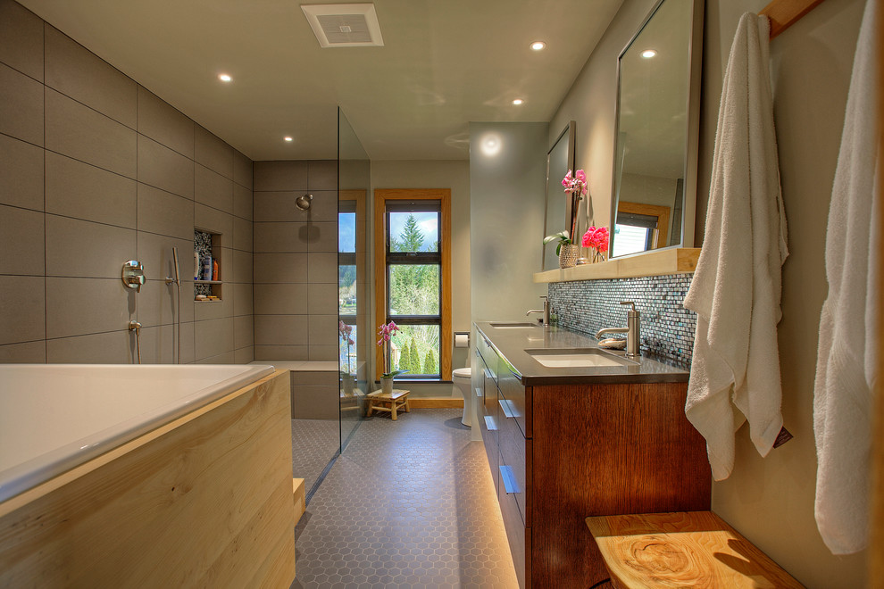 Asiatisk inredning av ett stort en-suite badrum, med släta luckor, skåp i ljust trä, ett japanskt badkar, en öppen dusch, grå kakel, porslinskakel, grå väggar, klinkergolv i porslin, ett undermonterad handfat och bänkskiva i kvarts