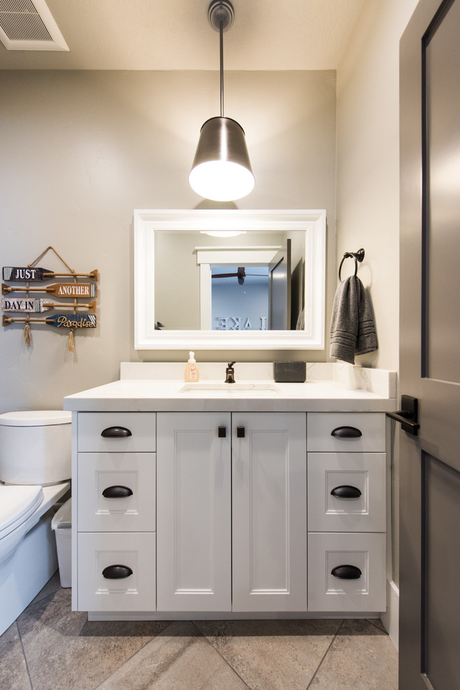 Foto de cuarto de baño tradicional renovado con armarios estilo shaker y puertas de armario blancas