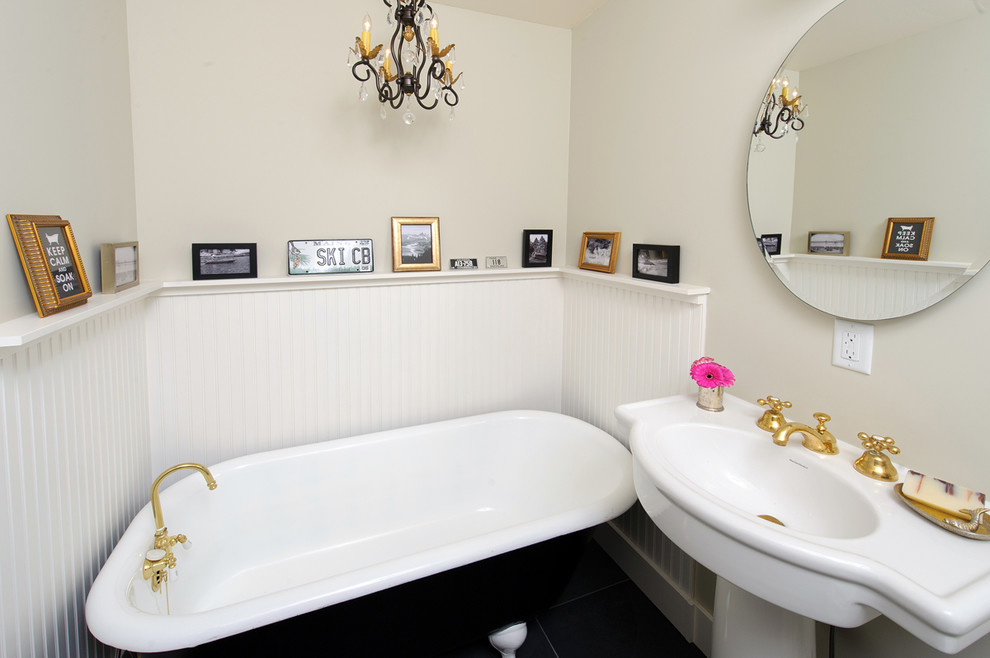 Imagen de cuarto de baño romántico con bañera con patas y lavabo con pedestal