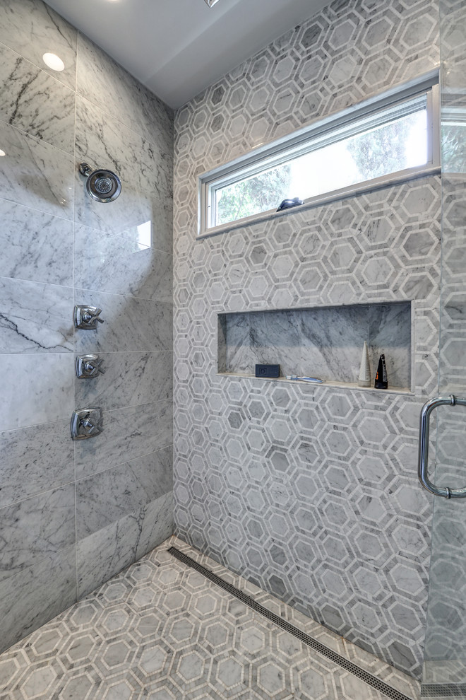 Immagine di una piccola stanza da bagno tradizionale con ante lisce, ante grigie, vasca ad alcova, piastrelle bianche, piastrelle in ceramica, pareti grigie, pavimento con piastrelle in ceramica, lavabo sottopiano e top in granito