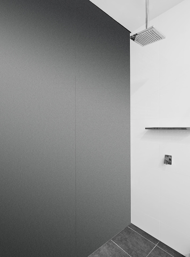 На фото: ванная комната в современном стиле с серой плиткой, керамогранитной плиткой и столешницей из искусственного кварца